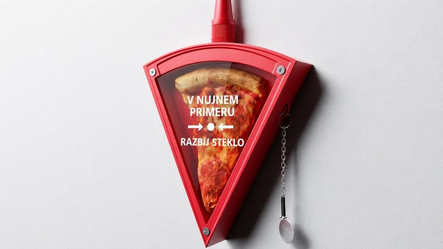 Pizza v gasilski omarici za nujne primere